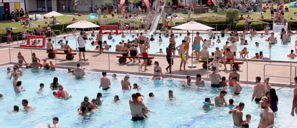 Sommerhitze und Ferien füllen die Freibäder in OWL. Doch weil sich viele nicht an Regeln halten und immer weniger Kinder sicher schwimmen können, kommen Bademeister an ihre Grenzen. - © (Archivbild): Frank-Michael Kiel-Steinkamp
