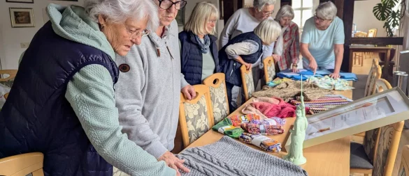 Gemeinsam begutachten die Mitglieder des Strickclubs die bereits fertigen Projekte für den nächsten Basar im November. - © Yvonne Glandien