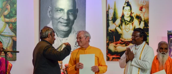 Der stellvertretende indische Botschafter Abhishek Dubey überreicht Yoga-Vidya-Gründer Sukadev Bretz den Ehrenschal. - © Yoga Vidya