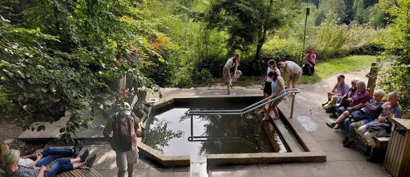An der Sachsenquelle können sich die Wanderer ausruhen oder sich im Wassertretbecken erfrischen. Fotos: Martin Düsterberg - © Martin Düsterberg
