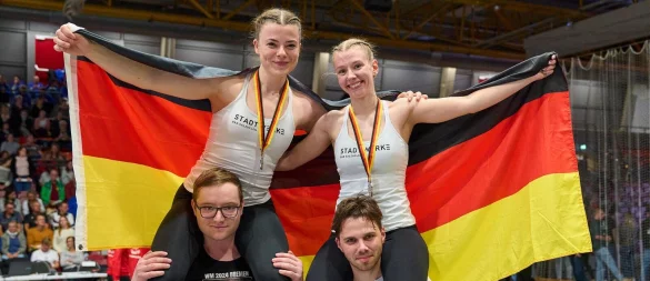 Kim Schlüter (rechts) und Neele Jodeleit auf den Schultern ihrer Freunde. - © Daniel Kratschmer