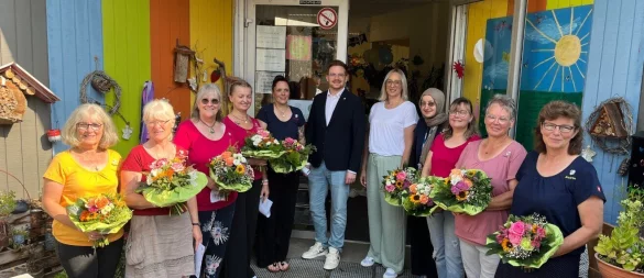 Das OGS-Team mit (von links) Regina Siegmann, Cornelia Engelberts, Andrea Kaffee-Rosenbaum, Justyna
Zakrzewska, Melanie Köchling, Regionalvorstand Patrik Benzler, Fachbereichsleiterin Anna Hohlfeld, Sema Ücoluk, Kathrin Klus, Jutta Krantz und Andrea Schlüter-Macke feiert das 20-jährige Bestehen. - © Johanniter Lippe-Höxter