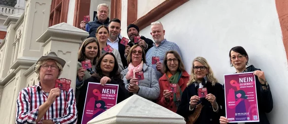Solidarität in Bad Salzuflen: Gastronomie, Innerwheel Club und Stadtverwaltung setzen im November ein deutliches Zeichen gegen Gewalt an Frauen mit rund 1000 Motto-Bierdeckeln und begleitenden Plakaten. Zur Verteilung trafen sich stellvertretend für alle an der Kampagne die Gastrowirtinnen und -wirte Jürgen Ortmann (Anno 66), Georgiana Bizimi (Zum Salzsieder), Anette Göllner (Zur Kate), Katrin Hoppe (Inner Wheel Club Lemgo-Bad Salzuflen), Ina Schröder (Präsidentin Inner Wheel Club Lemgo-Bad Salzuflen), Gleichstellungsbeauftragte Sybille Lüdecke, Stefania Bizimi (Zum Salzsieder), Maren und Ersin Dag (Hofbräuhaus), Andreas Gaus (Heimwärts), Joseph Westfeld (Lebenslang) und Bolli Bollhöfer (Stadtgespräch). - © Stadt Bad Salzuflen