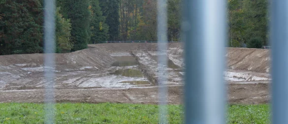 Ein großer Polder im Silvaticum wird das Wasser-Schlamm-Gemisch aus dem Kurparksee aufnehmen. Darin kann das Wasser versickern und die festen Reste könnten per Lkw abtransportiert werden. - © Jost Wolf