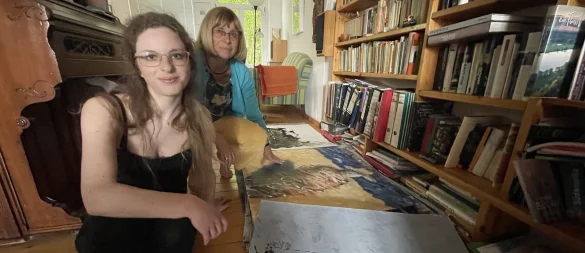 Freya Liv Kürschner (links) und Sabine Schlotter bereiten die außergewöhnliche Aktion vor. Die Kunstwerke von Renate Hemsoth sind vom 28. Juni bis 11. Juli in der Detmolder Christuskirche zu sehen - und können gegen eine Spende direkt mitgenommen werden. - © Silke Buhrmester