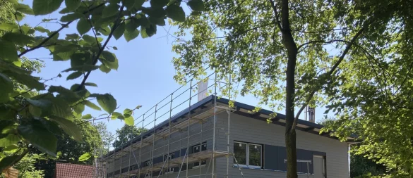 Schon gut fortgeschritten sind die Arbeiten für den Neubau auf dem Gelände der Freilichtbühne Bellenberg. - © Cordula Gröne