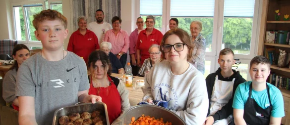 Jeweils drei Schülerinnen und Schüler der Sekundarschule Blomberg waren zu Gast in der Wohngruppe Harlekin, um mit den Bewohnerinnen und Bewohner gemeinsam zu kochen und zu essen. - © Till Brand