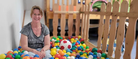 Sabrina Bergmann ist eine von 19 Kindertagesmüttern in Lemgo, die sich um Nachwuchs kümmert, den die Eltern nicht in die Kita schicken wollen oder können. - © Katrin Kantelberg