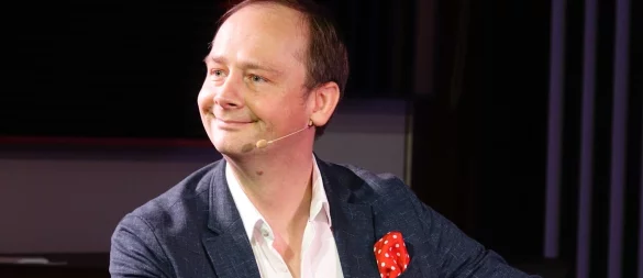 Aus Berlin und über Leonberg während seiner Tournee auf Zwischenstation in der Wallschule in Lemgo: Christoph Reuter. - © Axel Bürger