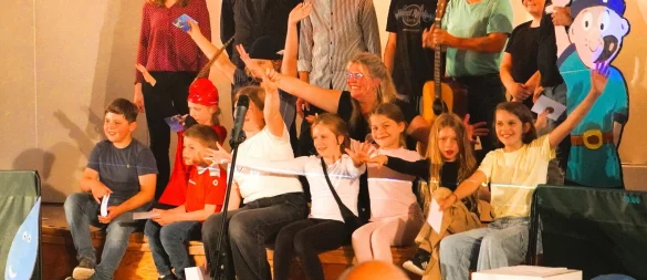 Beifall für die Darsteller und Beteiligten des Kindermusicals. - © Gemeinde Schlangen
