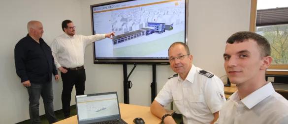 Stellten am Beispiel der Feuerwehr Lemgo die interaktive Karte der Leuchttürme vor: Falko Sieker, Christian Barth (beide Geodatenmanagement), Marcus Saueressig (Bevölkerungsschutz) und René Helms (Geodatenmanagement, von links). - © Archivfoto: Kreis Lippe