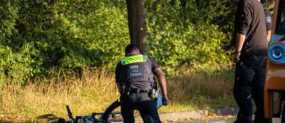 Das Verkehrsunfallteam der Polizei untersucht die Unfallstelle auf der Lageschen Straße in Bad Salzuflen. - © Die Blaulichtfotografen