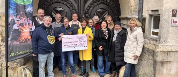 Anästhesist Harald Käppeler (von links) und seine Frau erhalten von der Präsidentin des SI Clubs Detmold, Stefani Quentell (gelber Mantel), einen Scheck über 4800 Euro für den Wünschewagen des Arbeiter-Samariter- Bundes. Im Bild auch Vertreter der Land-Wirte und weitere Mitglieder des SI-Clubs. - © Soroptmist-Club Detmold