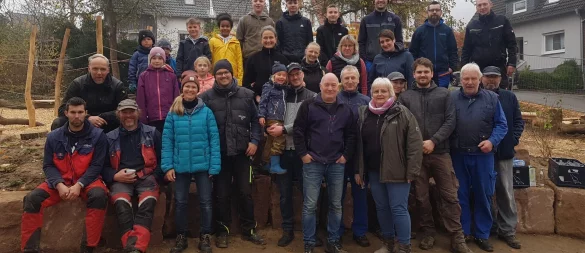 Viele Helfer packen beim Bau des neues Spielplatzes in Westorf mit an. - © Gemeinde Kalletal