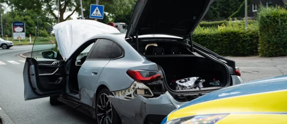 Bei der Verfolgungsjagd kam es zum Zusammenstoß zwischen BMW und Polizeiwagen. - © FREITAG-TV