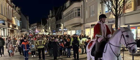 "St. Martin" reitet durch die Fußgängerzone, Hunderte folgen ihm. - © Thomas Reineke