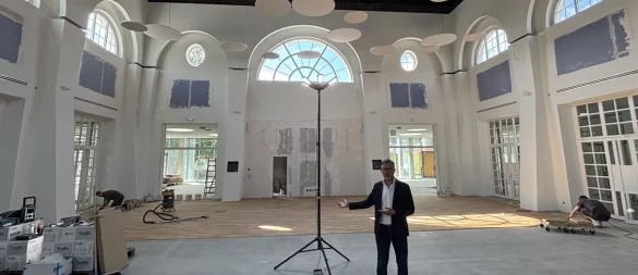 Ralf Hammacher steht mitten im renovierten Galasaal des Kurhauses. Im Hintergrund sind Teile des neuen Parketts zu erkennen, die weißen Scheiben unter der Decke dienen der besseren Akustik. - © Thomas Reineke