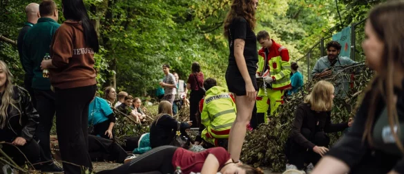 Zahlreiche Verletzte liegen auf dem Gelände, teilweise unter Bauzäunen oder Ästen. Schauspieler sorgen für ein realistisches Szenario. - © Die Blaulichtfotografen