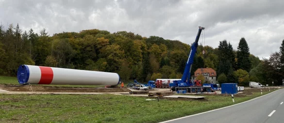 Hier an der B238 zwischen Dalbke und Langenholzhausen befindet sich der Umladeplatz für die Windradteile. - © Axel Bürger