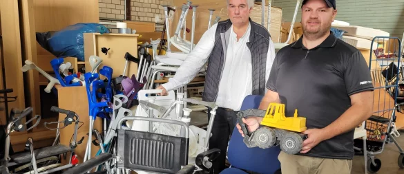 Jürgen Wattenberg (links) und David Schmidt in einer der vier Lagerhallen, in denen sich die Spenden für Litauen stapeln. - © Katrin Kantelberg