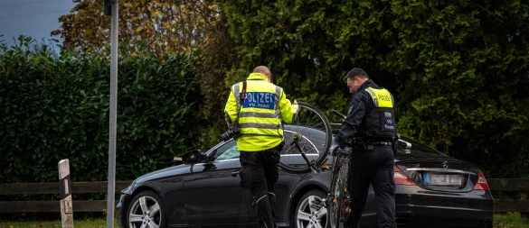 Das Verkehrsunfall-Team der Polizei Paderborn ermittelt am Mittag den Unfallhergang auf der Hövenstraße. Foto: Die Blaulichtfotografen - © Die Blaulichtfotografen