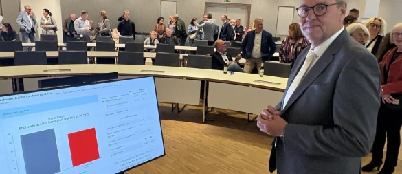 Der künftige Landrat Meinolf Haase im Kreistags-Sitzungssaal. Hier sitzen künftig 60 Politiker, die AfD wird drittstärkste Kraft. - © Martin Hostert