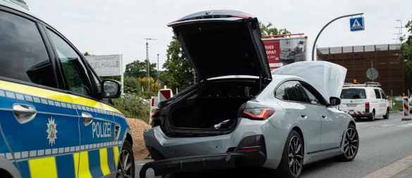 In der Werler Straße kollidierte der BMW auf Höhe einer Baustelle mit einem Streifenwagen. Trotz des Zusammenstoßes setzte der BMW-Fahrer seine Fahrt kurzzeitig fort. - © Freitag-TV