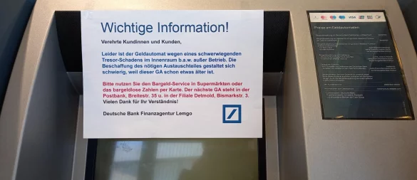 Zuletzt wurde auf einem Schild am Geldautomaten der Deutschen Bank in Lemgo über einen "Tresorschaden" informiert. Inzwischen funktioniert das SB-Terminal wieder. - © Anja Friebe