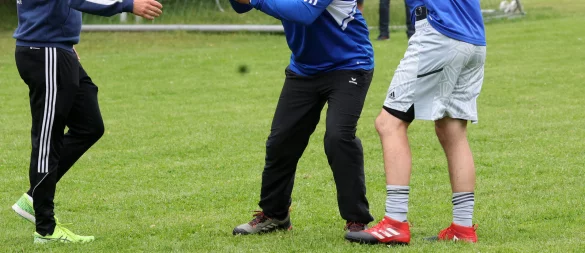 Carsten Schulz, Trainer des TSV Kirchheide (Mitte), zeigt seine ganzen Emotionen. - © Paul Cohen