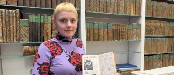 Pia Gillner hat das Schicksal der Familie Hamlet recherchiert, hier hält sie ein Pensionsregister aus der Nazi-Zeit in der Hand. Die jüdische Familie betrieb die Pension Hamlet in der Augustastraße 4. Die Familie wurde fast vollständig im Holocaust ermordet. - © Sven Kienscherf