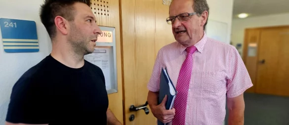 Kläger Arne Wiegand (links) bespricht sich auf dem Gerichtsflur mit seinem Anwalt Dr. Wolfang Wesener aus Recklinghausen. Hinter ihnen liegt ein emotionsgeladenden Kammertermin. - © Janet König