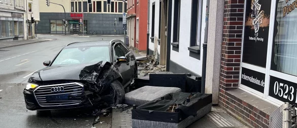 Auf der Behringstraße in Detmold ein A6 gegen eine Hauswand gekracht. - © Polizei LIppe
