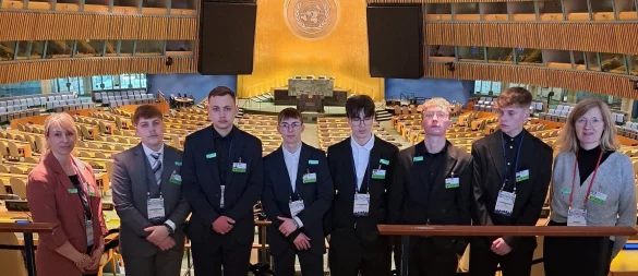 Bei den Vereinten Nationen in New York: (von links) Lehrerin Saskia Noack, Oscar Friedrich, Collin Pawlicki, Luis Barber, Max Schlörke, Henri Petereit, Neil Schwaß und Lehrerin Lieselotte Prünte. - © DBB