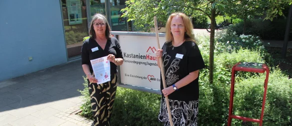 Ob Einkäufe oder Gartenarbeit: Petra Junghans (links) und Silvia Exler vom AWO-Kastanienhaus am Wall hoffen, dass Jugendliche und Senioren bei der Neuauflage der Taschengeldbörse zusammenfinden. - © Nadine Uphoff