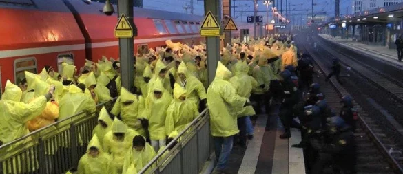 Mit gelben Regenponchos verkleidet kamen die Dresdener Fans am 6. Dezember 2013 am Hauptbahnhof Bielefeld an. - © Bundespolizei