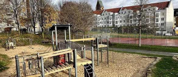 Tatort war ein Bielefelder Spielplatz. An der Huelsmannstraße (zwischen Herforder und August-Bebel-Straße) fanden im Jahr 1990 zwei Mädchen das Mordopfer in einem Gebüsch. - © Jens Reichenbach
