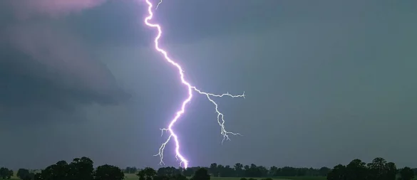 Am Sonntagmorgen ziehen weitere Gewitter auf. - © Patrick Pleul/dpa