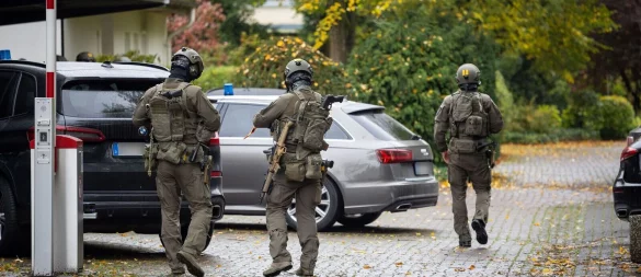 Wegen eines Messerangriffs auf eine Schülerin war die Polizei am Paderborner Westfalen-Kolleg im Großeinsatz. - © Niklas Tüns