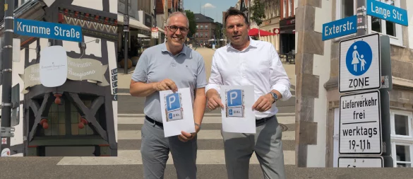 Bürgermeister Frank Hilker (rechts) und Christian Schmidt, Vorsitzender der Werbegemeinschaft „Die Händler“, haben beim Forum Innenstadt die Gewerbetreibenden über die Innenstadtentwicklung informiert. - © Torben Gocke