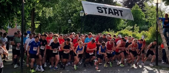 Startschuss für den 35. Donoper Volkslauf. - © Helmut Mühlemeier