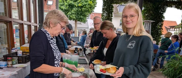 Frische Brötchen, Käse, Aufschnitt: Elke Edinger (links), als freiwillige Helferin schon im dritten Jahr dabei, stellt Eva Schalow ihr Wunsch-Frühstück zusammen. - © Annika Langhagel