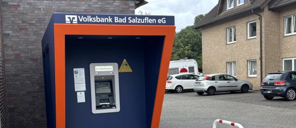 Diesen Container neben der ehemaligen Gaststätte Lindemannsbusch hat die Volksbank Bad Salzuflen aufstellen lassen. Hier können auch Kunden der Sparkasse Lemgo gebührenfrei Geld abheben. Überweisungen sind hier jedoch nicht möglich. - © Thomas Reineke
