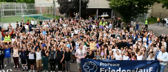 Rund 270 Sekundarschüler starteten zum Friedenslauf. - © Sekundarschule Lage