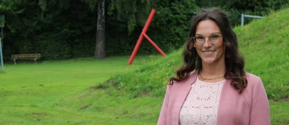 Josephine Dreier lebt seit über 20 Jahren in Extertal. Einer ihrer Lieblingsorte ist der Spielplatz in Bremke, den sie gerne mit ihren Kindern besucht. - © Lorraine Brinkmann