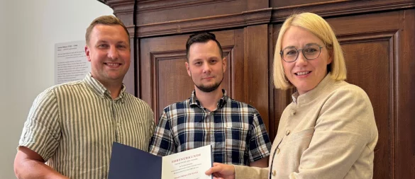 Mirko Ortmann (links) hat Sven Böker (Mitte) nach einem schweren Unfall das Leben gerettet. Osnabrücks Oberbürgermeisterin Katharina Pötter überreichte Ortmann dafür eine Belobigung des Niedersächsischen Innenministeriums. - © Stadt Osnbarück