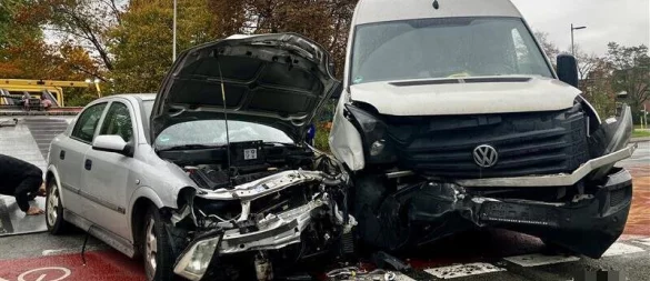 Auf der Berliner Straße in Bielefeld sind zwei Autos zusammengestoßen. - © Jens Reichenbach