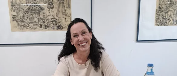 Stefanie Gregg mit ihrem Buch "Das Glaskind". - © Stadtbücherei Barntrup