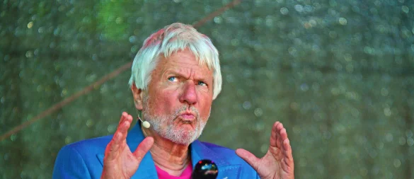 Was haben Musik und Zeitgeschichte miteinander zu tun? Darüber hat Jürgen Becker im Schatten des Hermannsdenkmals sinniert. - © Nicole Ellerbrake