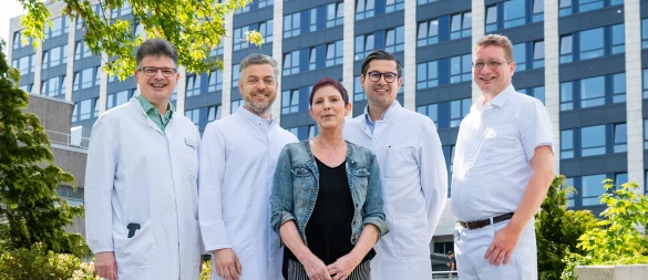 Viola Kronsbein (Mitte) und ihr Behandlungsteam: (v.l.) Thorsten Pohle, Ernst W. Kolbe, Andreas Krieg und Robert Brauer - © KKHB