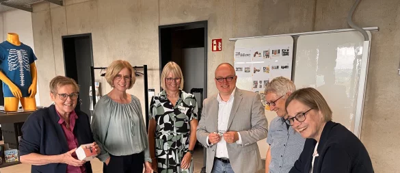 Monika Pieper (Lehren und Lernen in der digitalen Welt, Schulministerium NRW, von links), Dr. Andrea Dahms (Leitung Medienbildung, LWL), Anja Krause (Teamleitung Regionales Bildungsnetzwerk, Kreis Lippe), Dirk Menzel (Fachdienstleitung Bildung, Kreis Lippe), Birgit Giering (Leitung der Arbeitsgruppe Landesweite Projekte im Rahmen des DigitalPakt Schule, LWL) und Elisabeth Haring (Leitung Medienzentrum, Kreis Lippe). - © Kreis Lippe